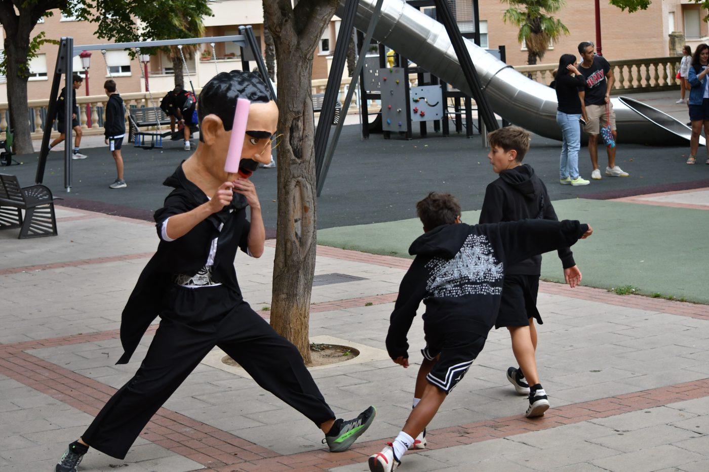 El Barrio de las Huertas sigue de fiesta: los cabezudos hacen disfrutar a los más pequeños 12 El Barrio de las Huertas sigue de fiesta: los cabezudos hacen disfrutar a los más pequeños 12
