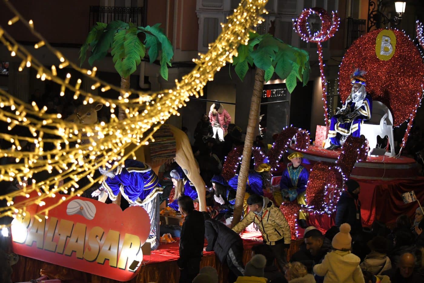 FOTOS: La ilusión vence al frío en la Cabalgata de Reyes de Haro 8 FOTOS: La ilusión vence al frío en la Cabalgata de Reyes de Haro 8