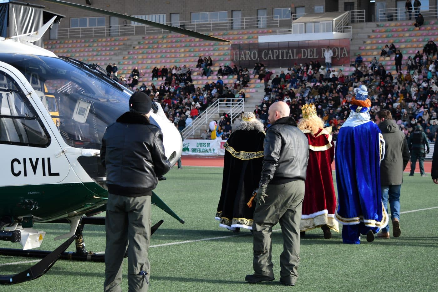 FOTOS: Los Reyes Magos llegan a Haro en un helicóptero de la Guardia Civil 40