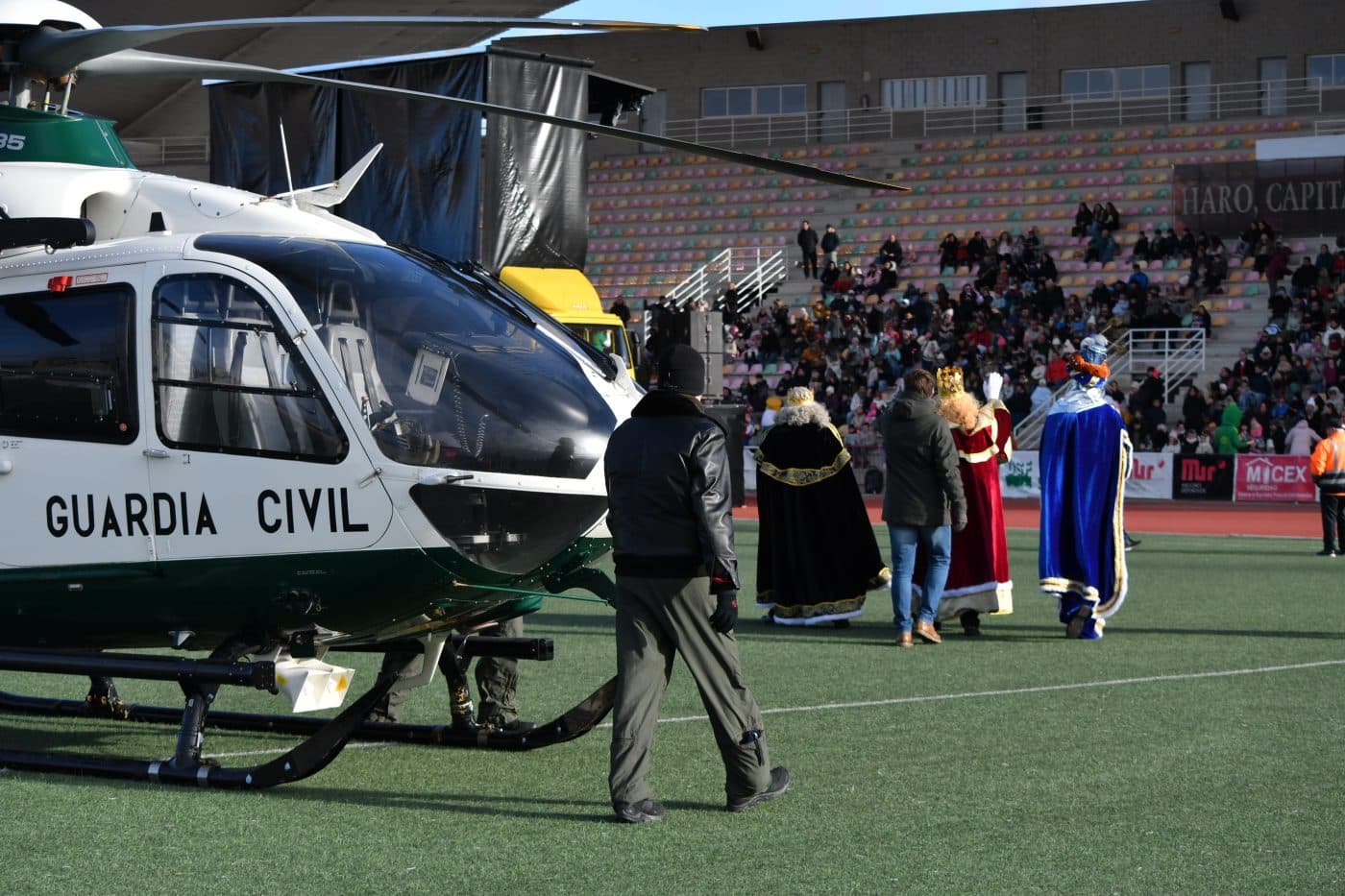 FOTOS: Los Reyes Magos llegan a Haro en un helicóptero de la Guardia Civil 17