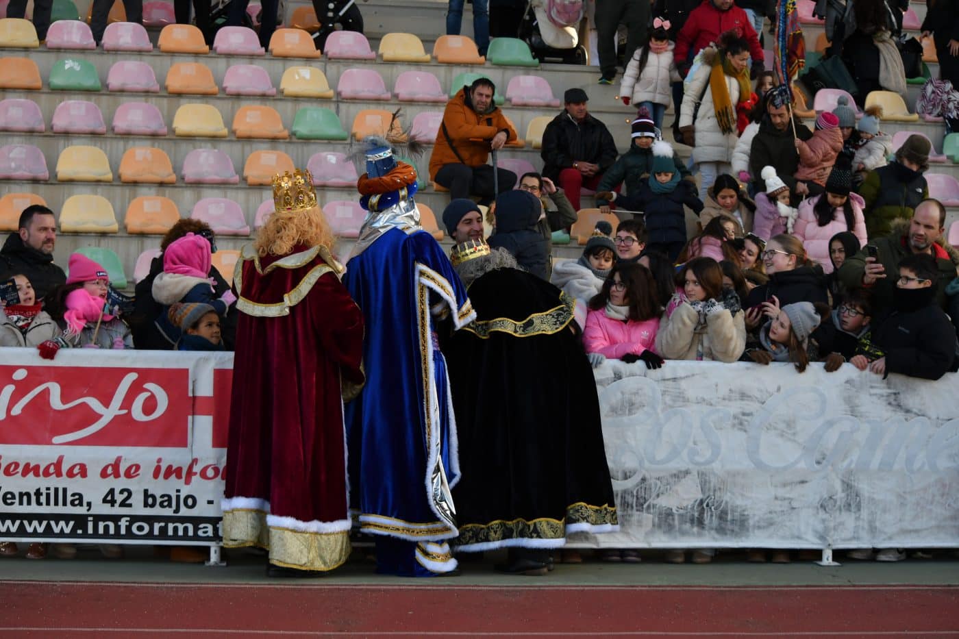 FOTOS: Los Reyes Magos llegan a Haro en un helicóptero de la Guardia Civil 11