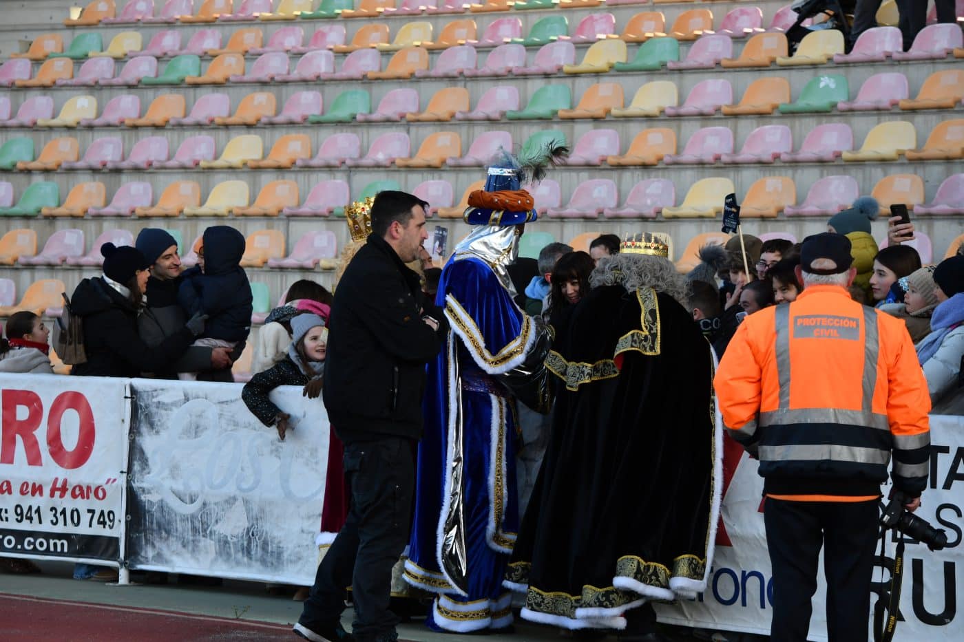 FOTOS: Los Reyes Magos llegan a Haro en un helicóptero de la Guardia Civil 3