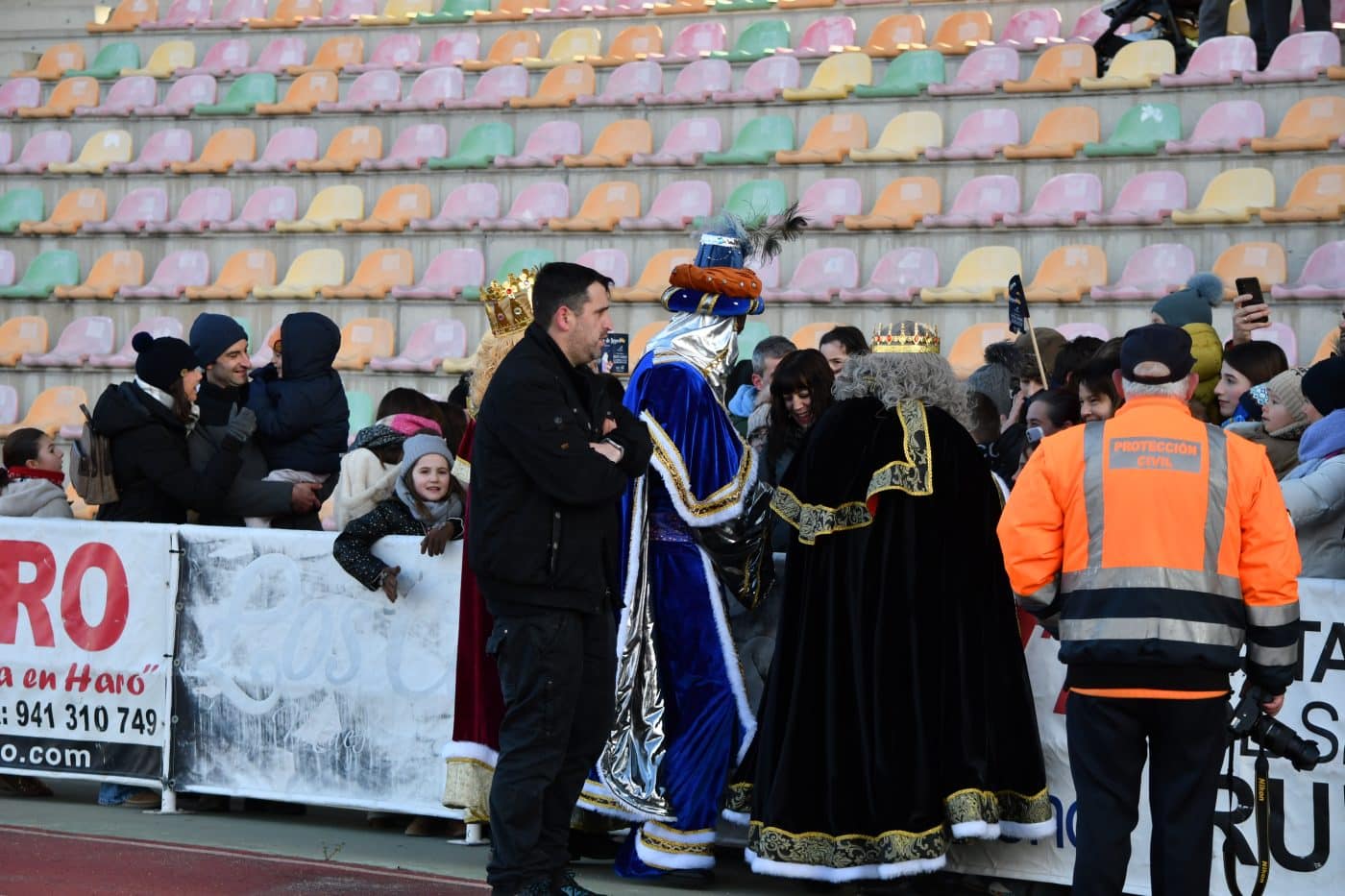 FOTOS: Los Reyes Magos llegan a Haro en un helicóptero de la Guardia Civil 19