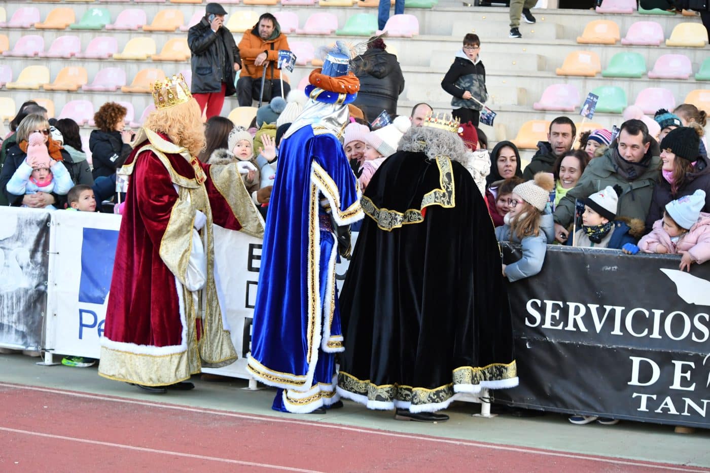 FOTOS: Los Reyes Magos llegan a Haro en un helicóptero de la Guardia Civil 6
