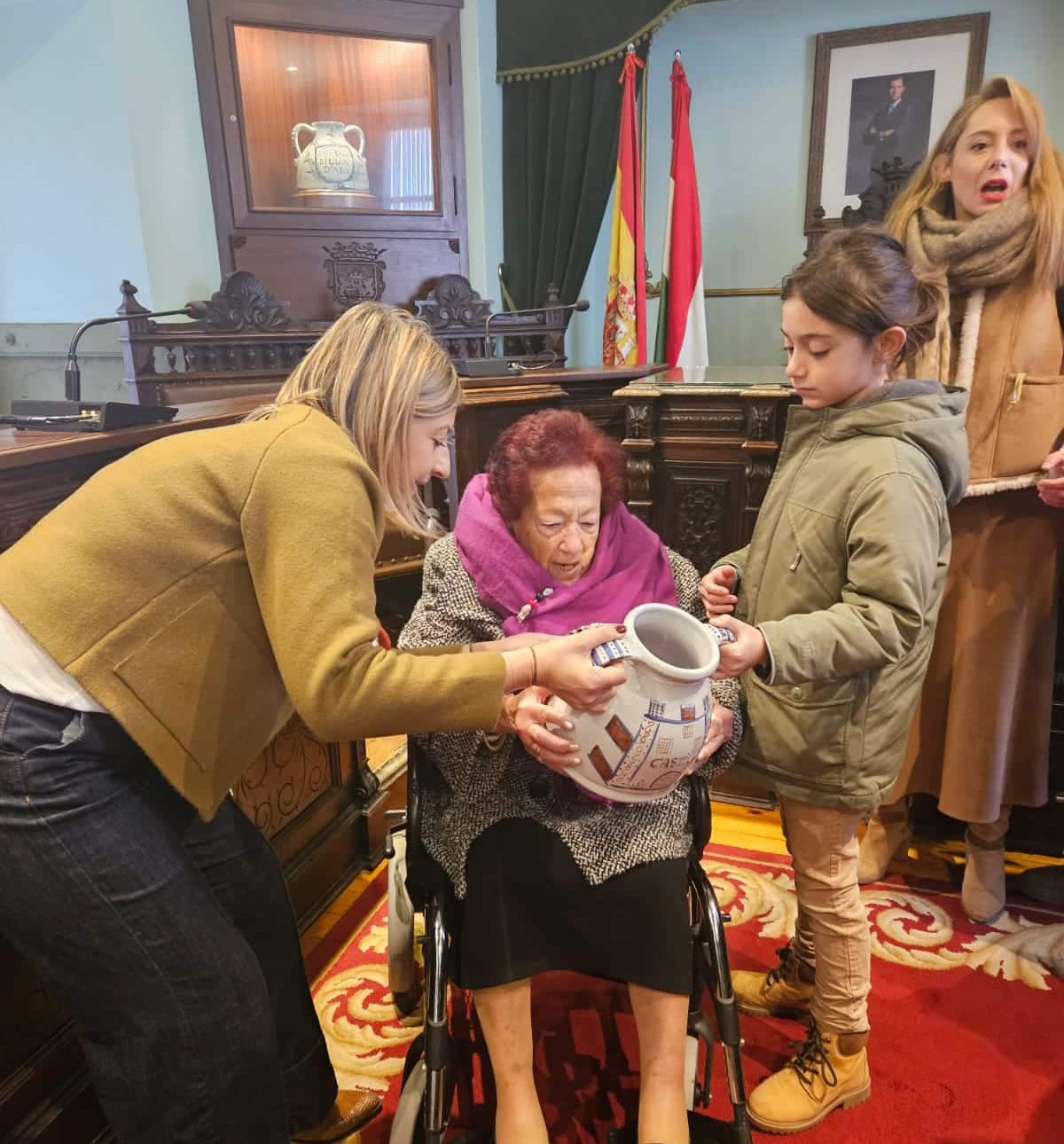 Haro entrega el Jarro de la Ciudad a la vecina centenaria Josefina Hernández 2 Haro entrega el Jarro de la Ciudad a la vecina centenaria Josefina Hernández 2
