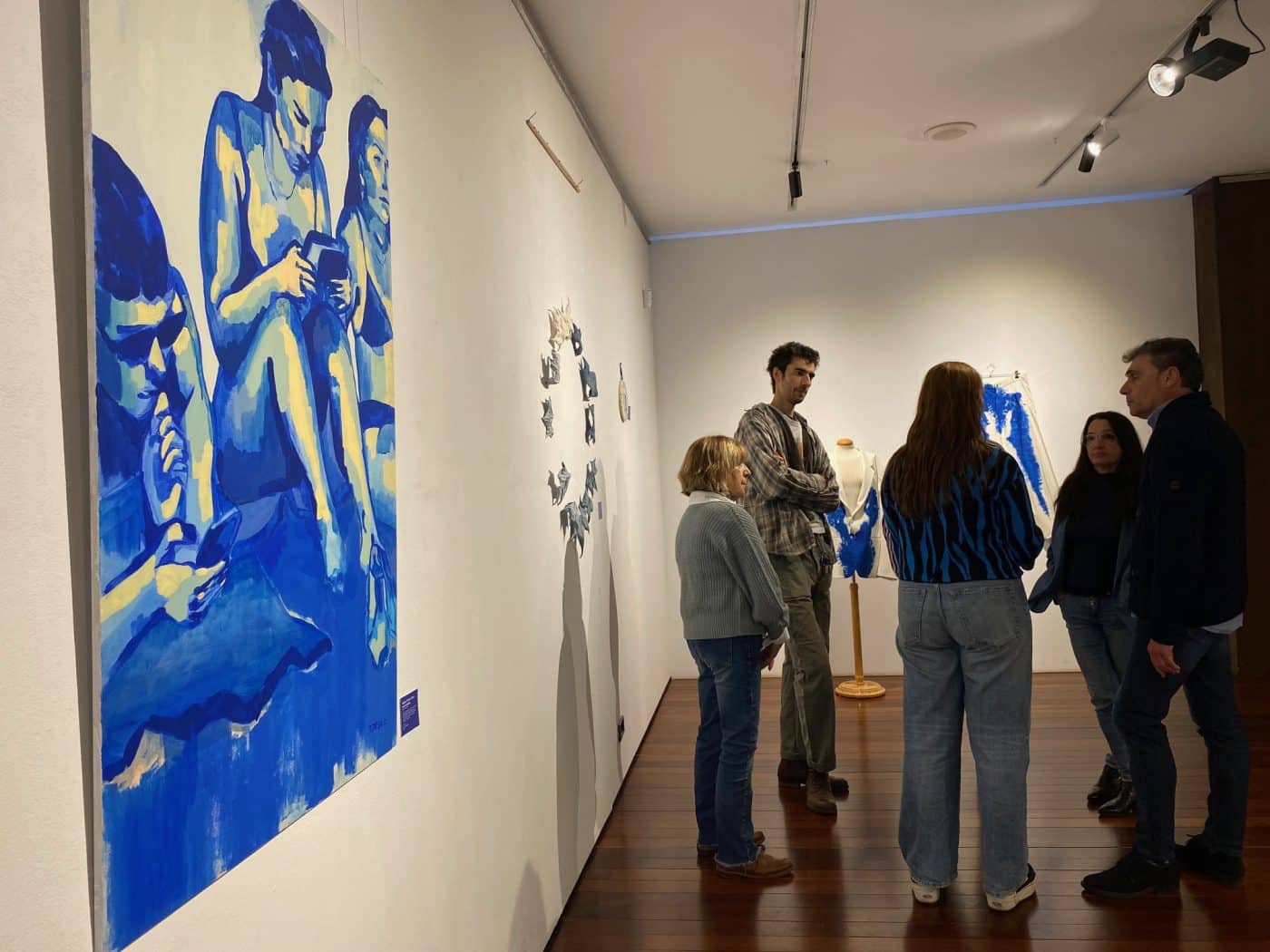 La jarrera Lorena Aduna lleva su mirada pictórica a la exposición 'Amalgama de azules' en Logroño 2