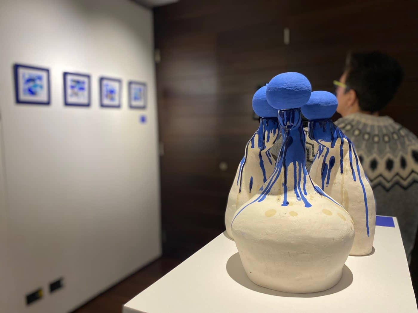 La jarrera Lorena Aduna lleva su mirada pictórica a la exposición 'Amalgama de azules' en Logroño 3