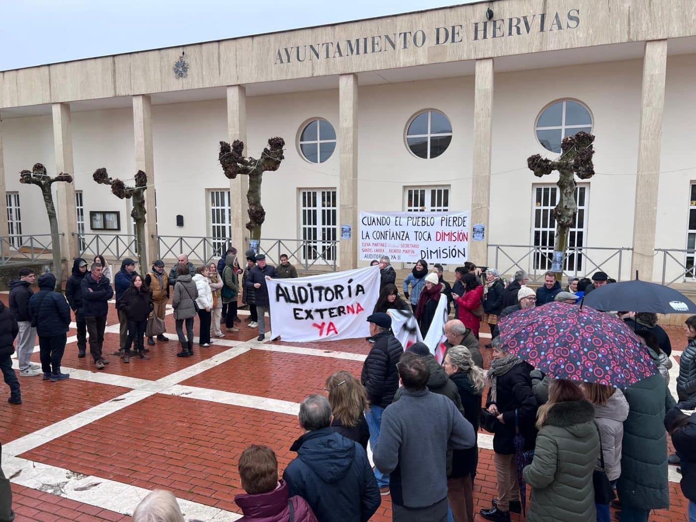 Más de un centenar de vecinos de Hervías exigen el "fin de la opacidad" y la dimisión del equipo de Gobierno 4