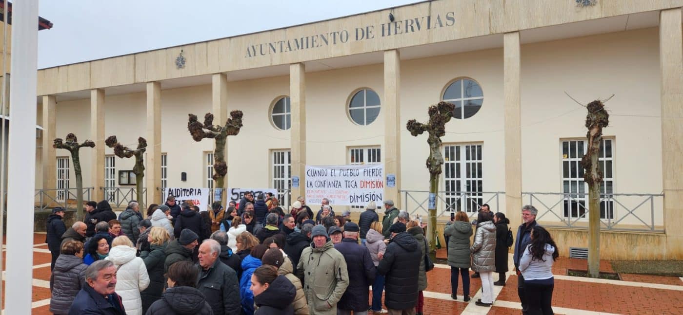 Más de un centenar de vecinos de Hervías exigen el "fin de la opacidad" y la dimisión del equipo de Gobierno 5