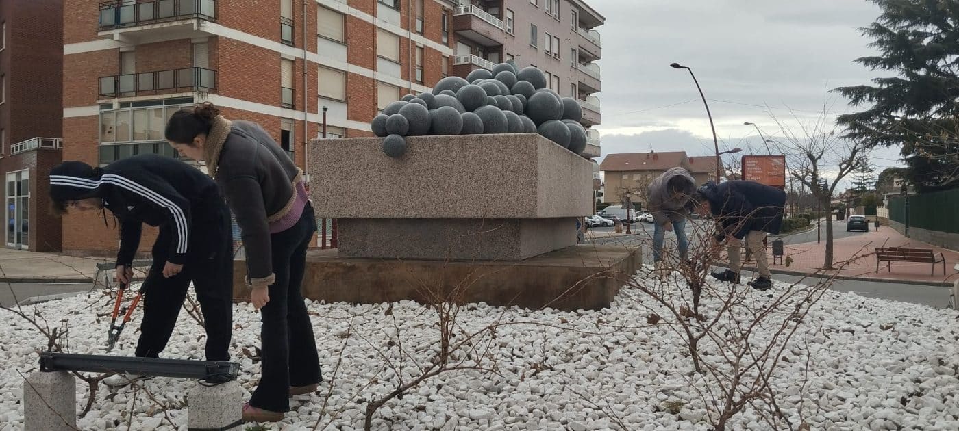 Alumnado de Vitivinicultura del Cossío participa en la poda de vides urbanas en Haro 2