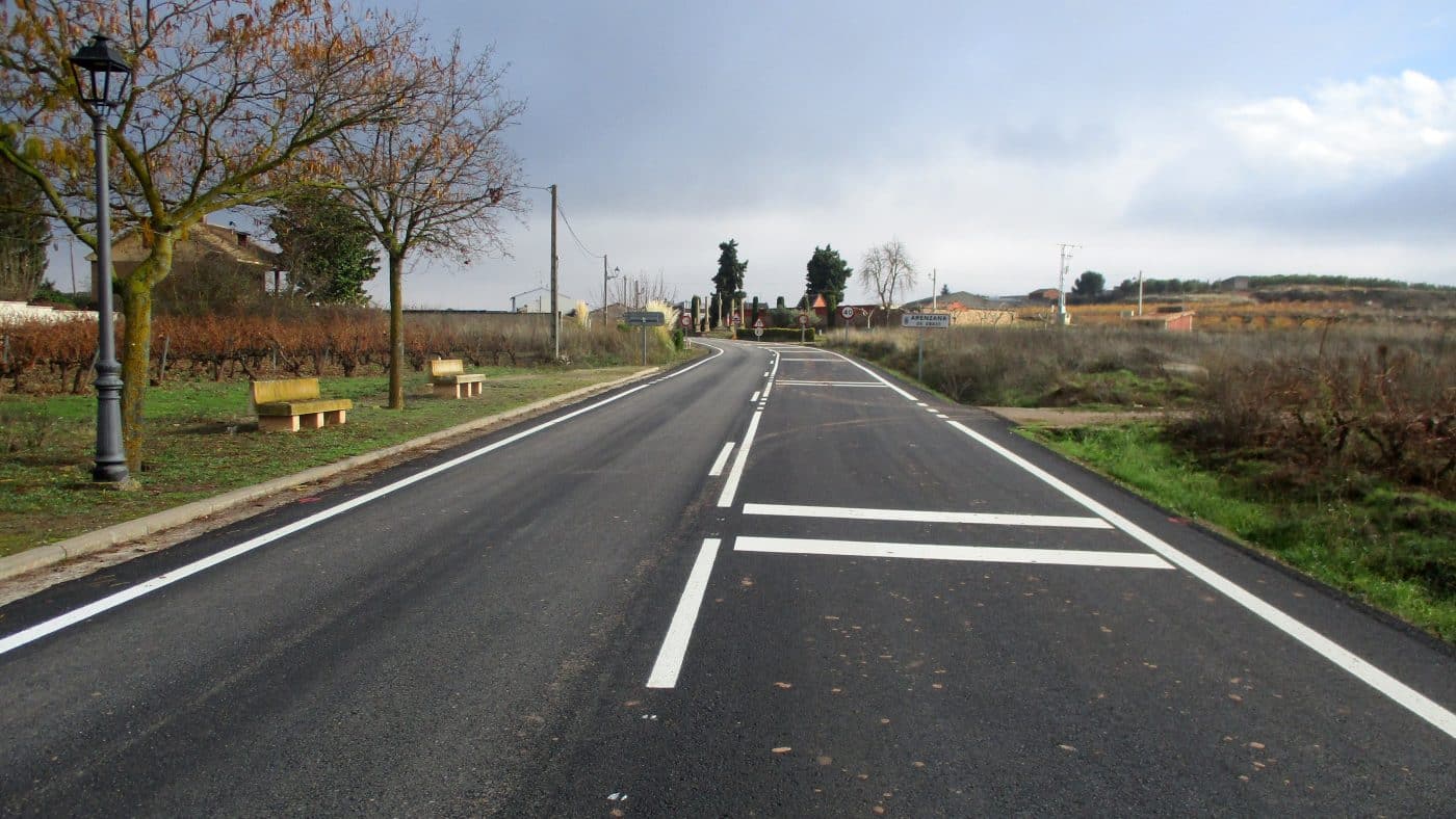 Finalizan las obras de refuerzo de firme y mejora de la carretera de Arenzana de Abajo: 197.000 euros de inversión 4