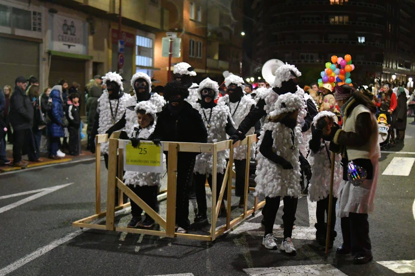 FOTOS: El carnaval de Haro resiste al frío y la lluvia 24 FOTOS: El carnaval de Haro resiste al frío y la lluvia 24