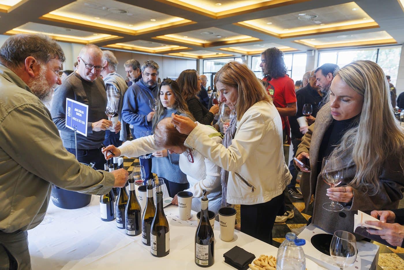 La gran fiesta de la añada 2025 de Bodegas Familiares corona a Francisco Javier Pozo como Mejor Sumiller de la Otra Rioja 2