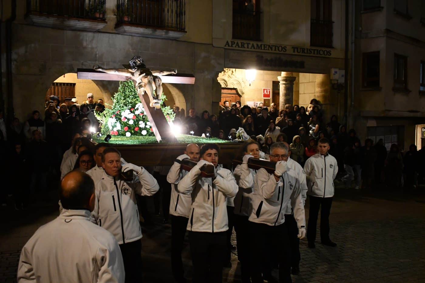 FOTOS: El frío y la lluvia no apagan la emoción del traslado del Cristo Yacente en Haro 39
