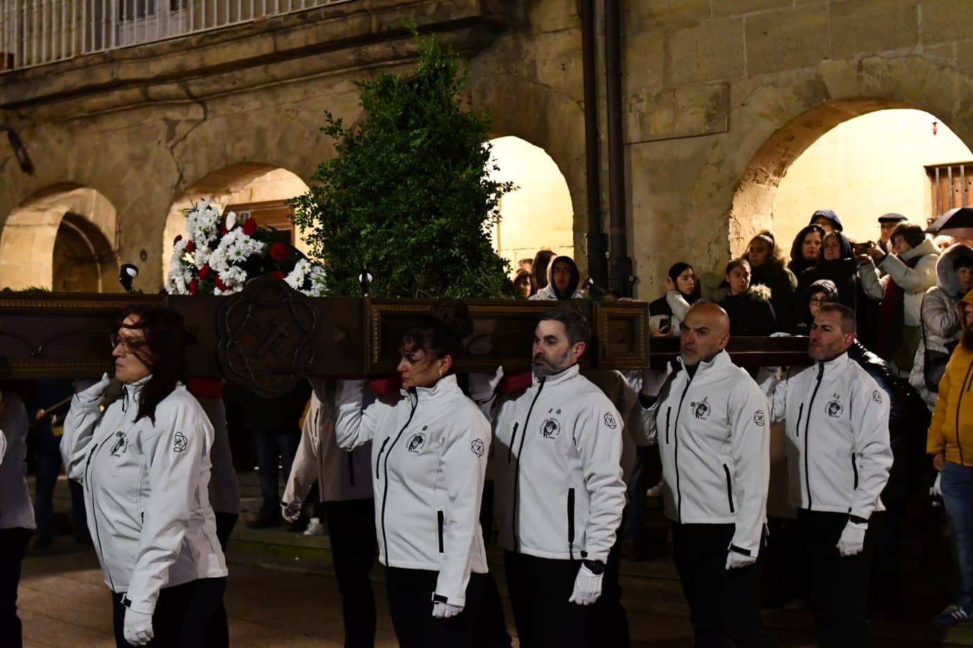 FOTOS: El frío y la lluvia no apagan la emoción del traslado del Cristo Yacente en Haro 33
