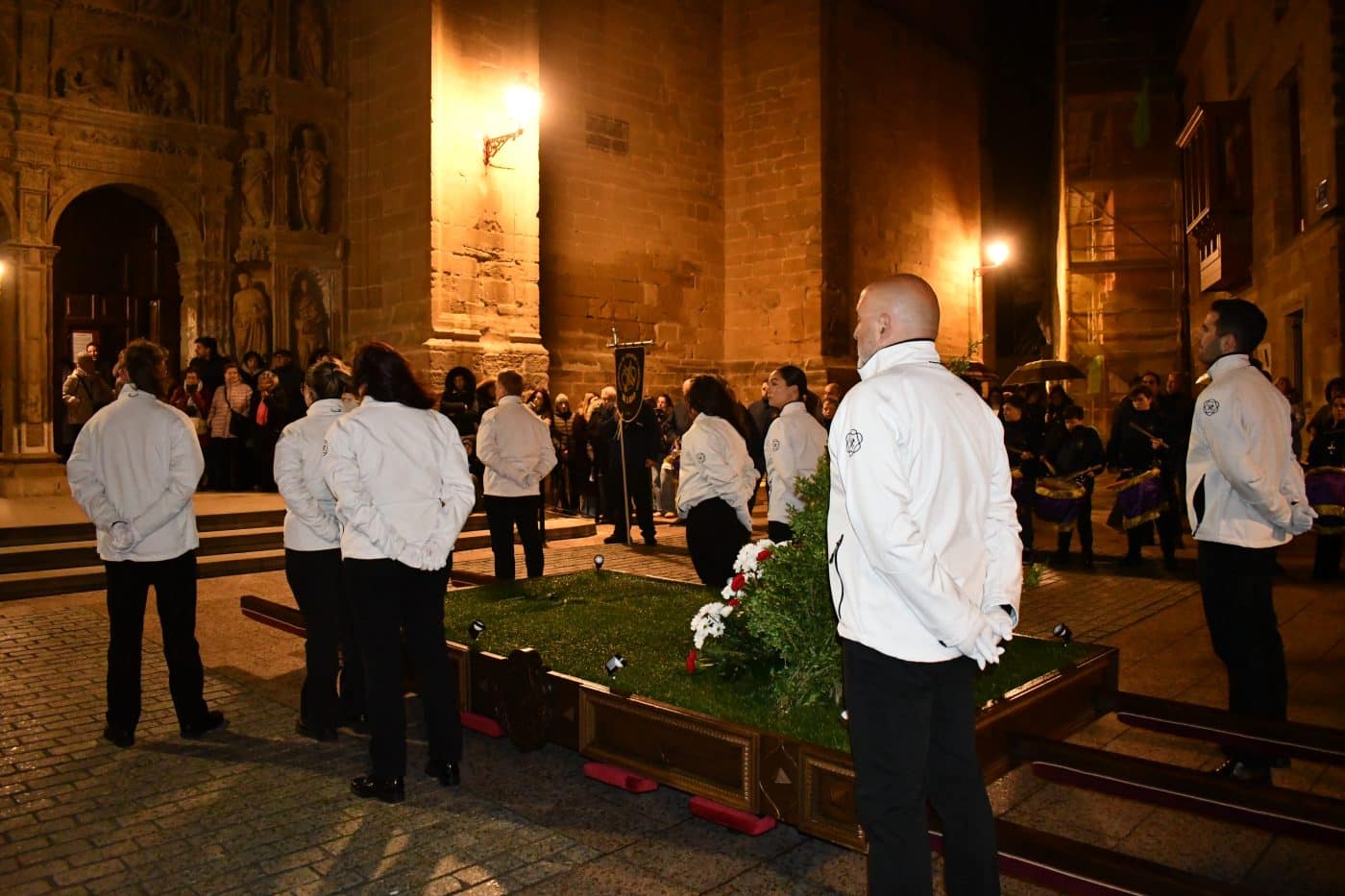 FOTOS: El frío y la lluvia no apagan la emoción del traslado del Cristo Yacente en Haro 14