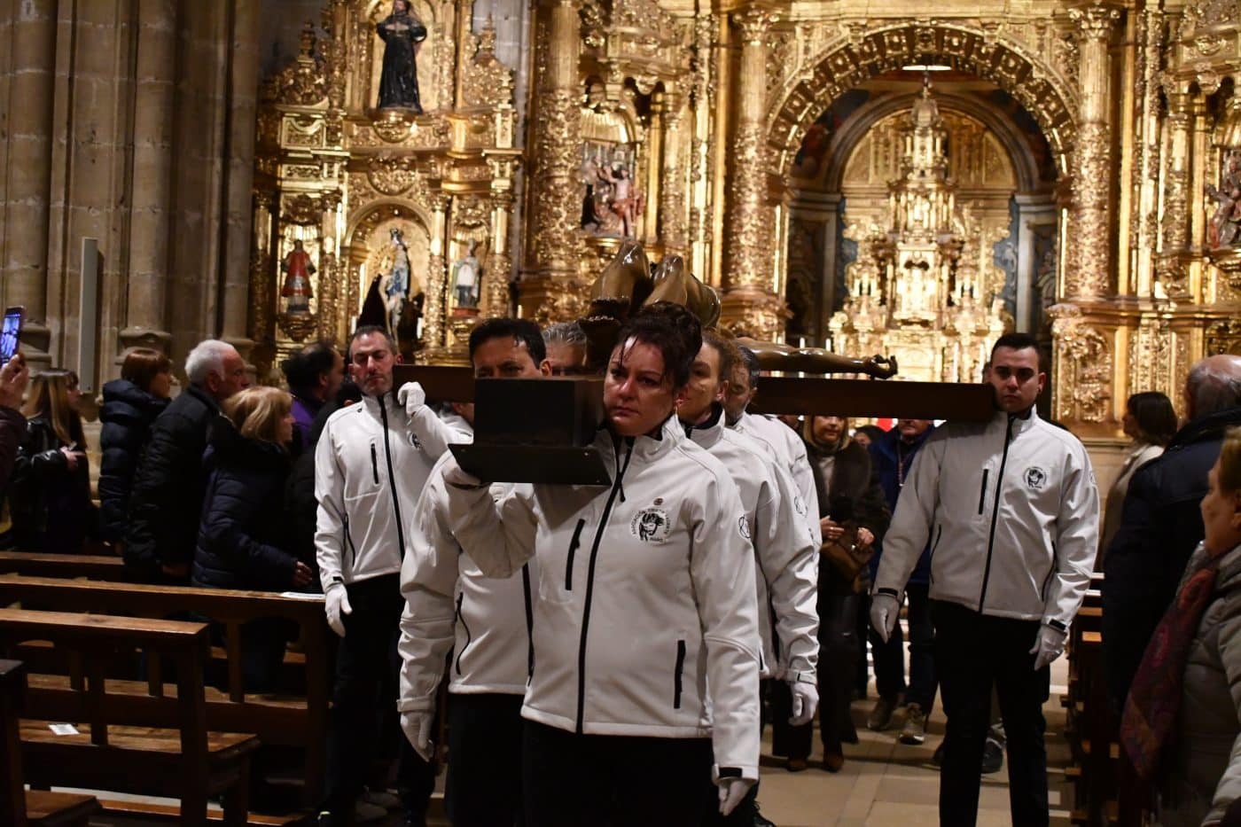 FOTOS: El frío y la lluvia no apagan la emoción del traslado del Cristo Yacente en Haro 22