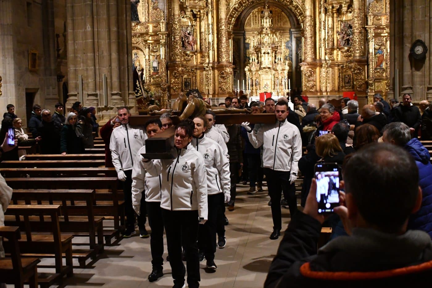 FOTOS: El frío y la lluvia no apagan la emoción del traslado del Cristo Yacente en Haro 25