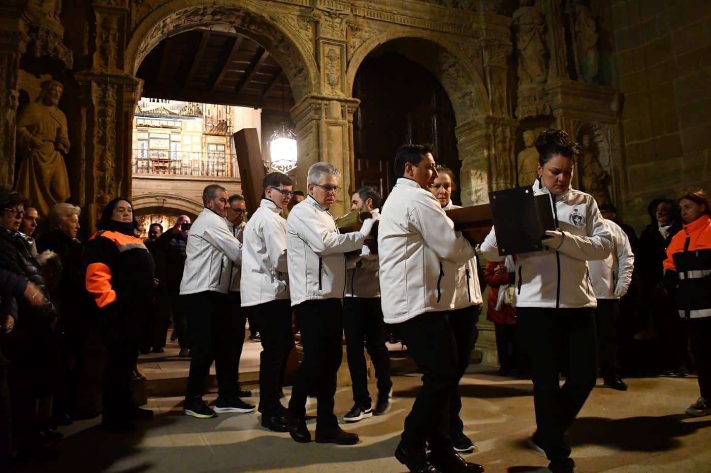 FOTOS: El frío y la lluvia no apagan la emoción del traslado del Cristo Yacente en Haro 19