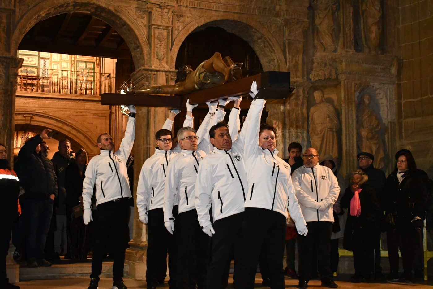 FOTOS: El frío y la lluvia no apagan la emoción del traslado del Cristo Yacente en Haro 18