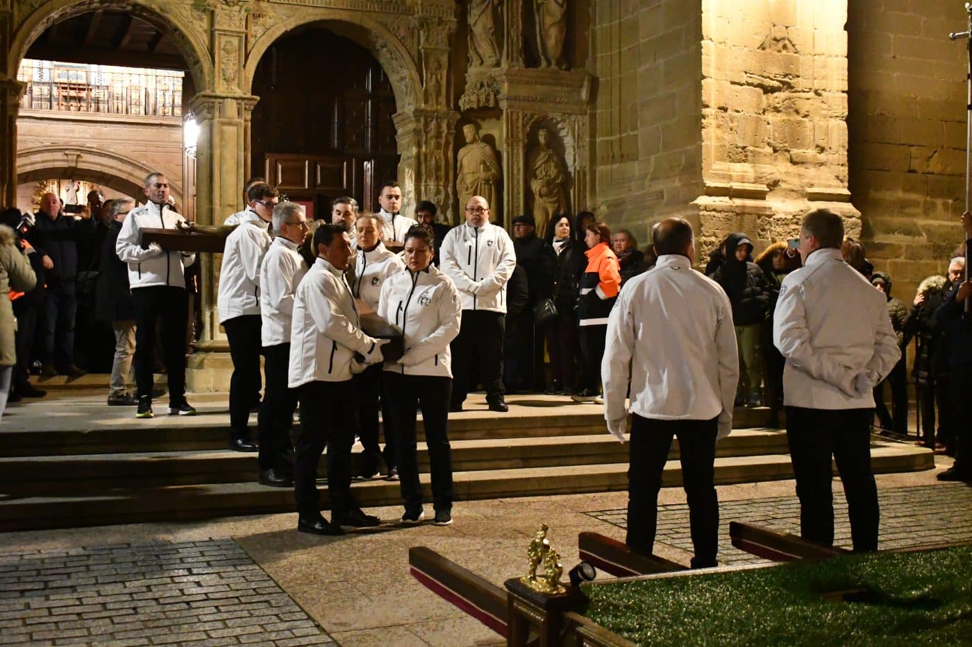 FOTOS: El frío y la lluvia no apagan la emoción del traslado del Cristo Yacente en Haro 10