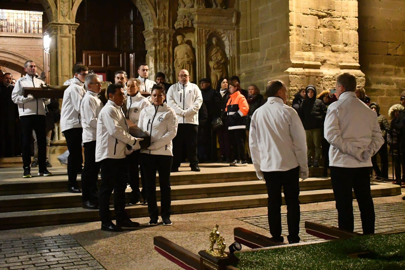 FOTOS: El frío y la lluvia no apagan la emoción del traslado del Cristo Yacente en Haro 9