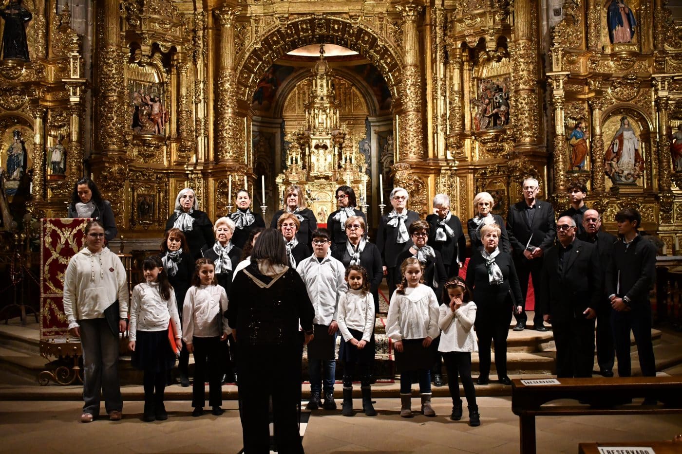 FOTOS: El frío y la lluvia no apagan la emoción del traslado del Cristo Yacente en Haro 38