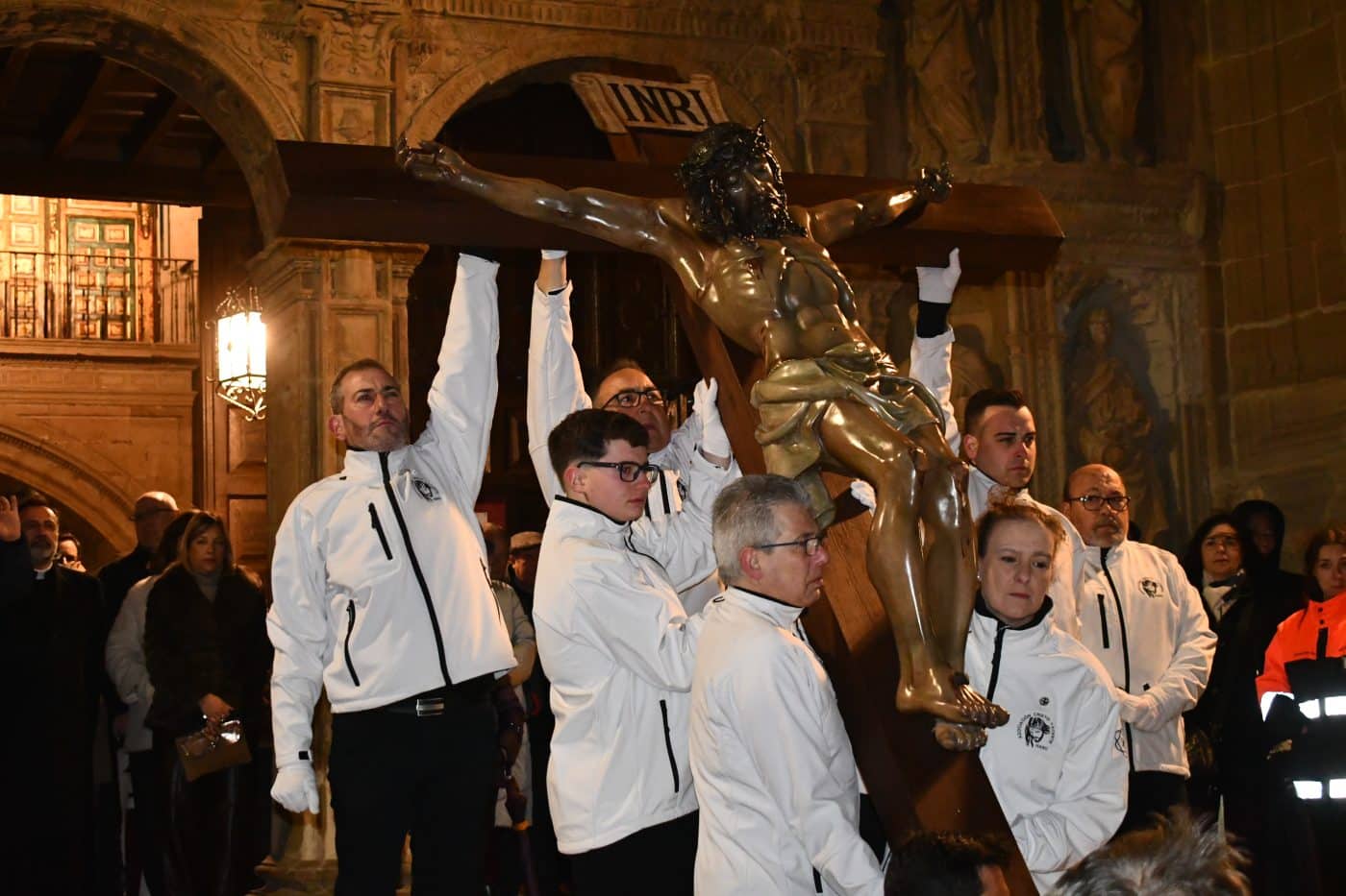 FOTOS: El frío y la lluvia no apagan la emoción del traslado del Cristo Yacente en Haro 8