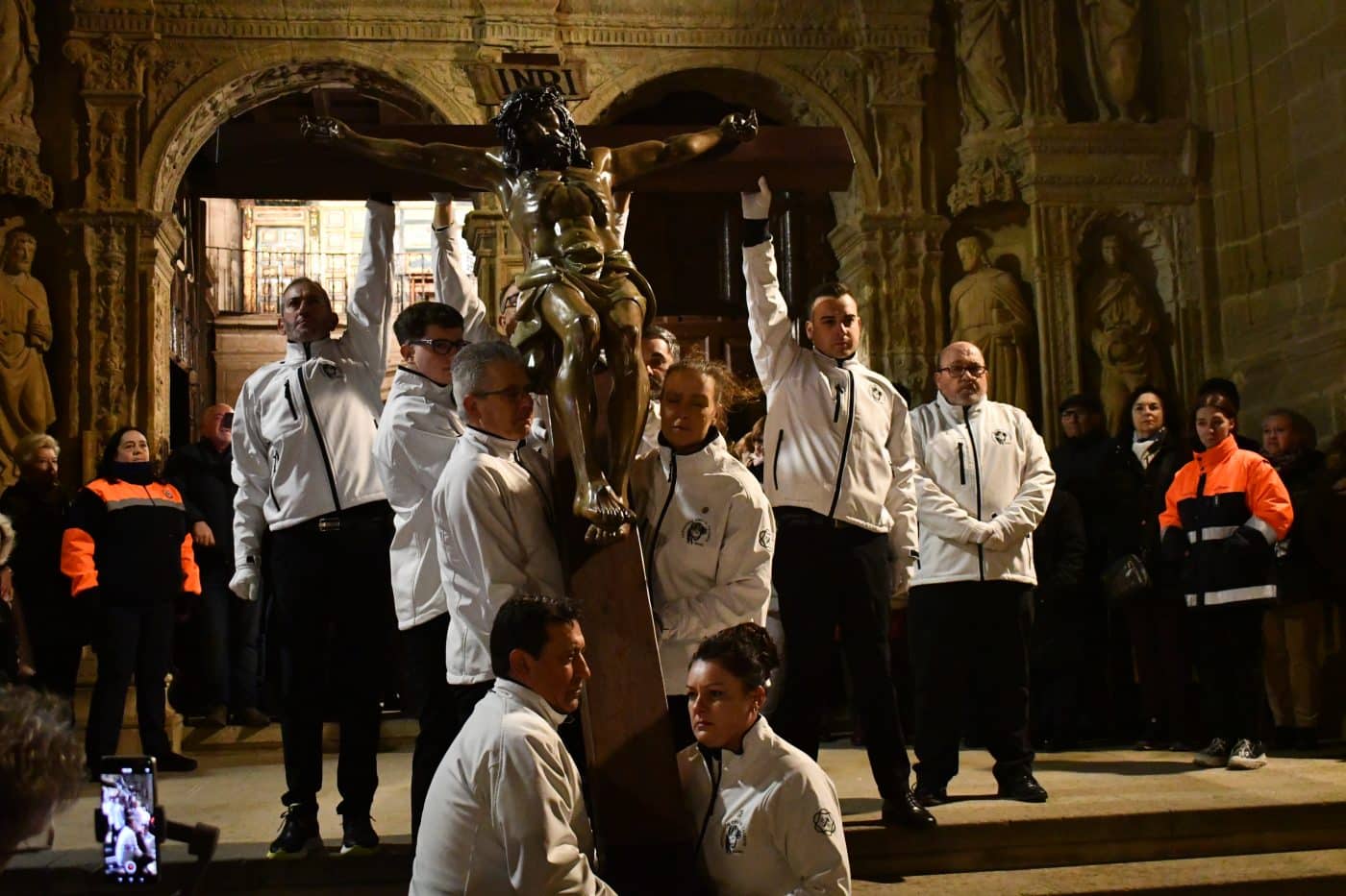 FOTOS: El frío y la lluvia no apagan la emoción del traslado del Cristo Yacente en Haro 7