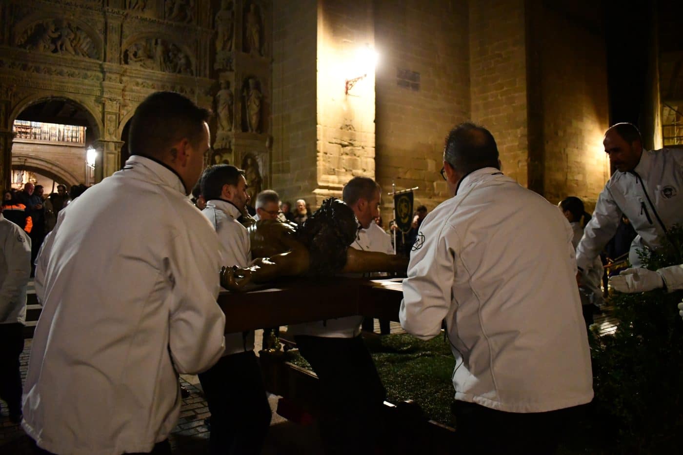 FOTOS: El frío y la lluvia no apagan la emoción del traslado del Cristo Yacente en Haro 5