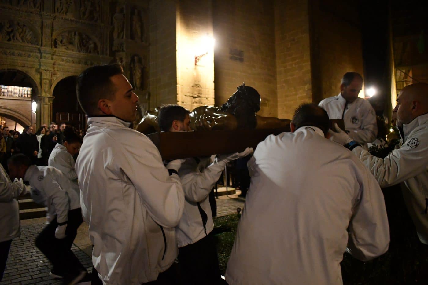 FOTOS: El frío y la lluvia no apagan la emoción del traslado del Cristo Yacente en Haro 4