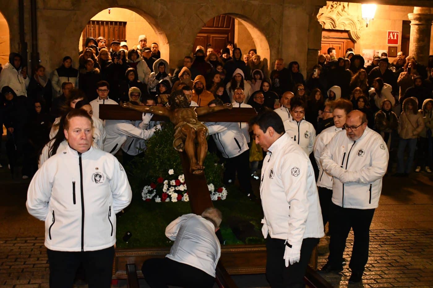 FOTOS: El frío y la lluvia no apagan la emoción del traslado del Cristo Yacente en Haro 13