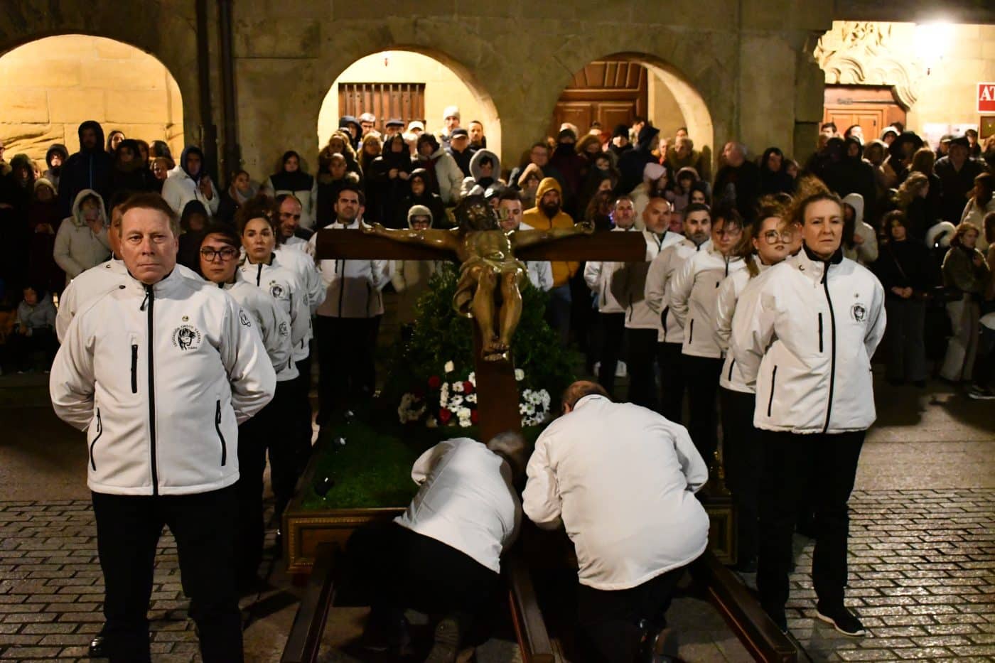 FOTOS: El frío y la lluvia no apagan la emoción del traslado del Cristo Yacente en Haro 27