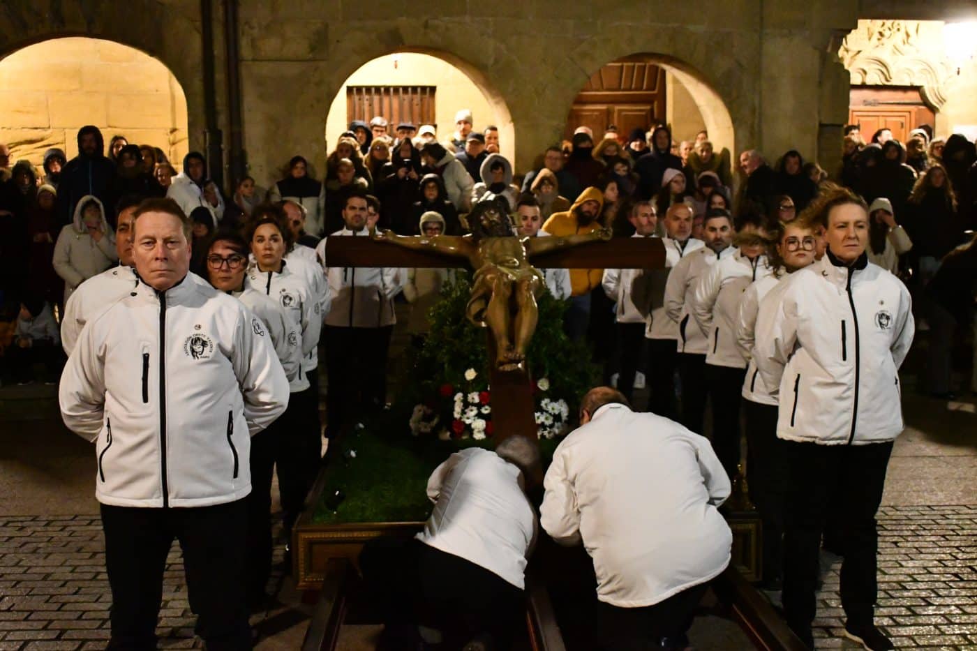 FOTOS: El frío y la lluvia no apagan la emoción del traslado del Cristo Yacente en Haro 29