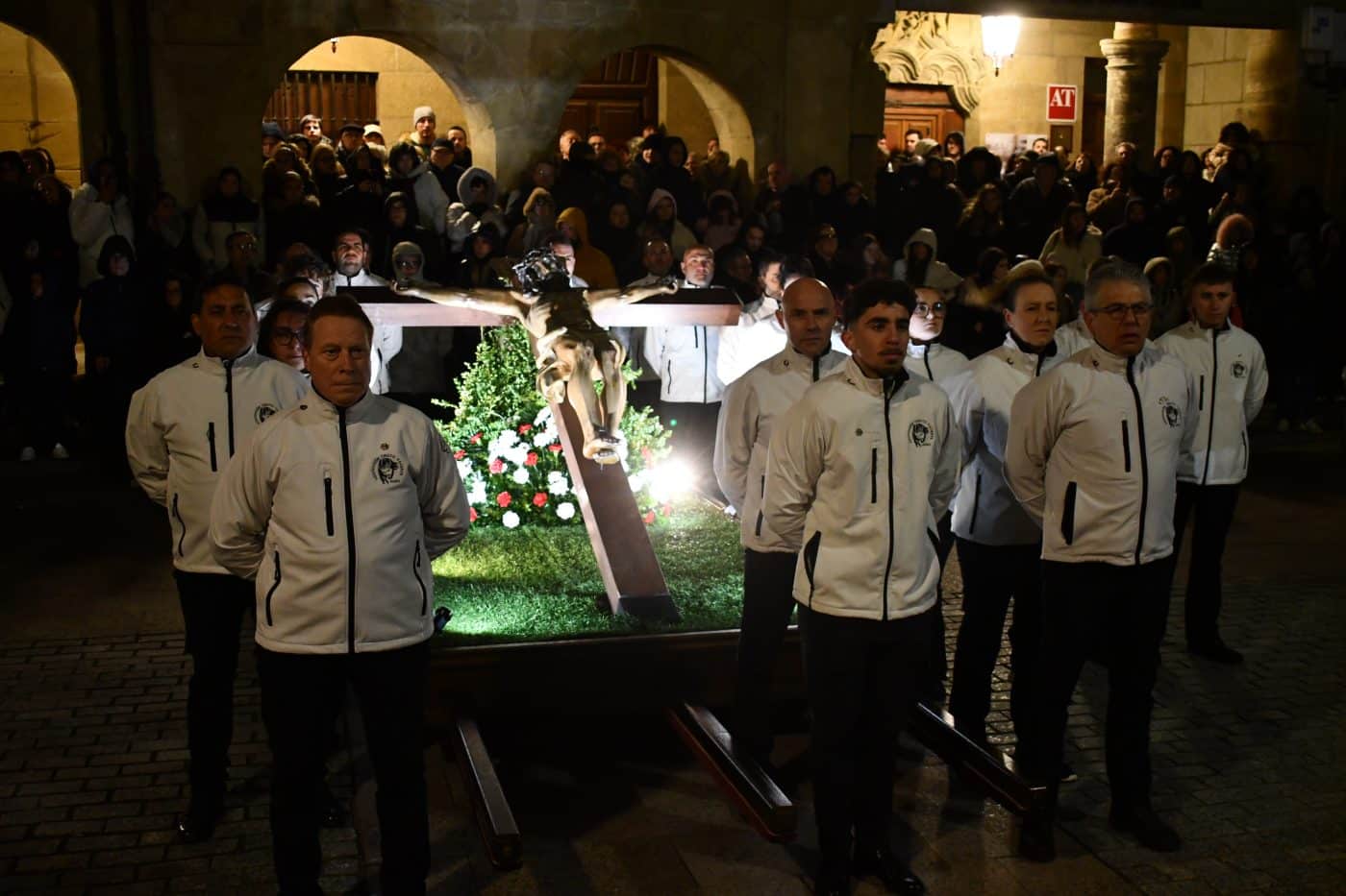 FOTOS: El frío y la lluvia no apagan la emoción del traslado del Cristo Yacente en Haro 3