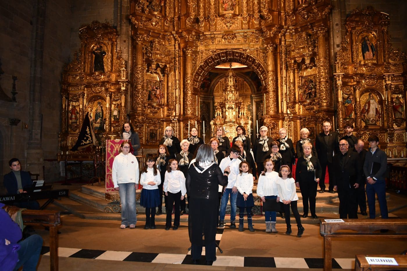 FOTOS: El frío y la lluvia no apagan la emoción del traslado del Cristo Yacente en Haro 2