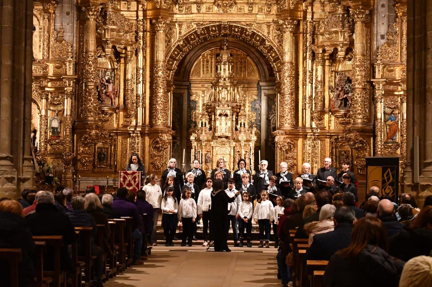 FOTOS: El frío y la lluvia no apagan la emoción del traslado del Cristo Yacente en Haro 31
