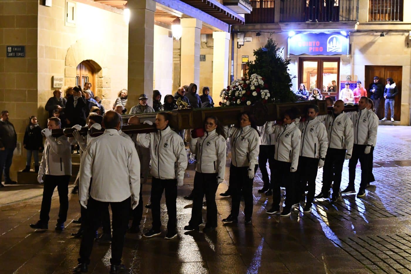 FOTOS: El frío y la lluvia no apagan la emoción del traslado del Cristo Yacente en Haro 37