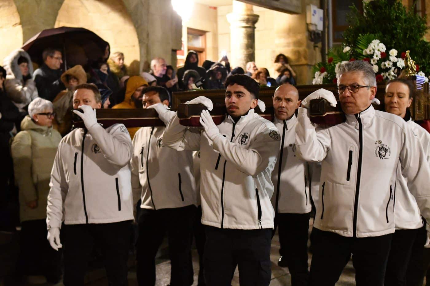 FOTOS: El frío y la lluvia no apagan la emoción del traslado del Cristo Yacente en Haro 36