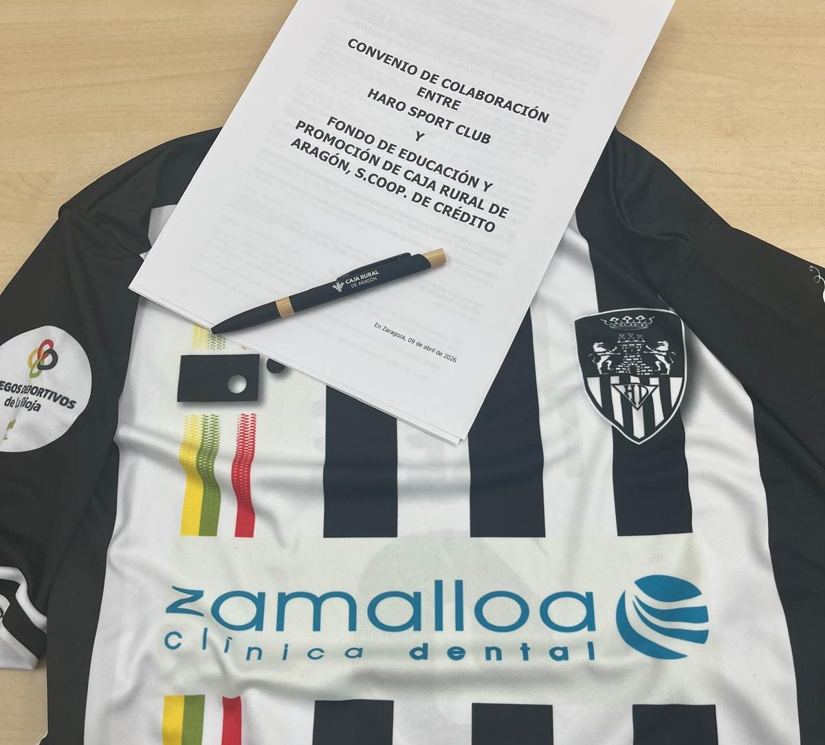 Caja Rural de Aragón firma un convenio con el Haro Sport Club para impulsar el fútbol base 3