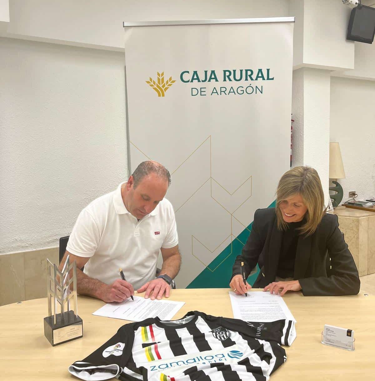 Caja Rural de Aragón firma un convenio con el Haro Sport Club para impulsar el fútbol base 2