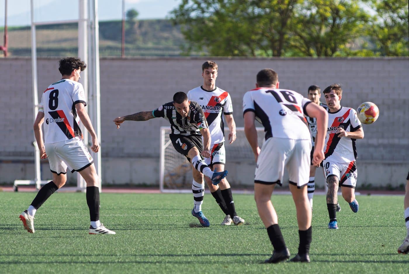 El Haro empata con el Varea y se queda a cinco puntos del playoff 2