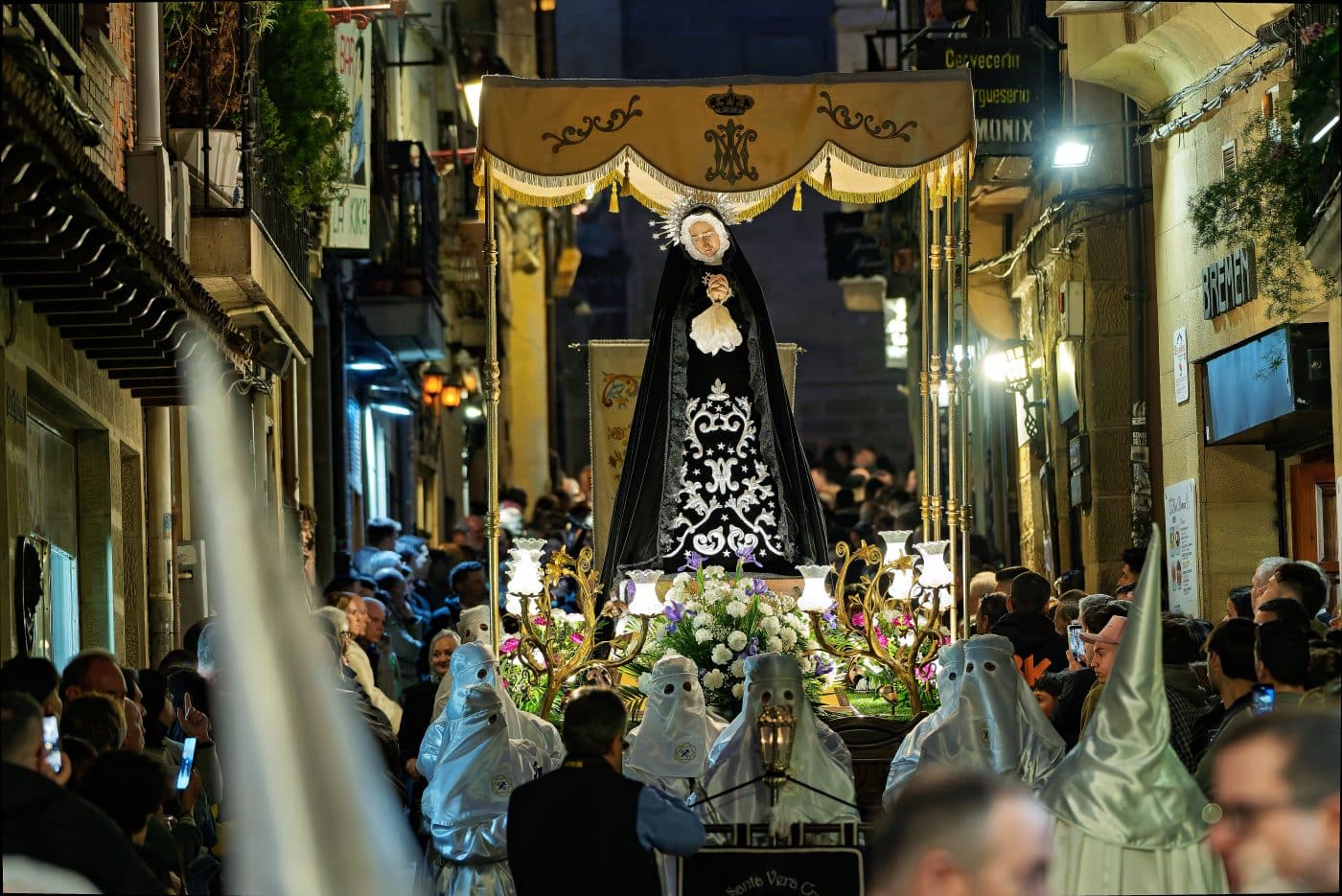 FOTOS: Haro vive un Viernes Santo solemne y arropado por el público en las calles 4