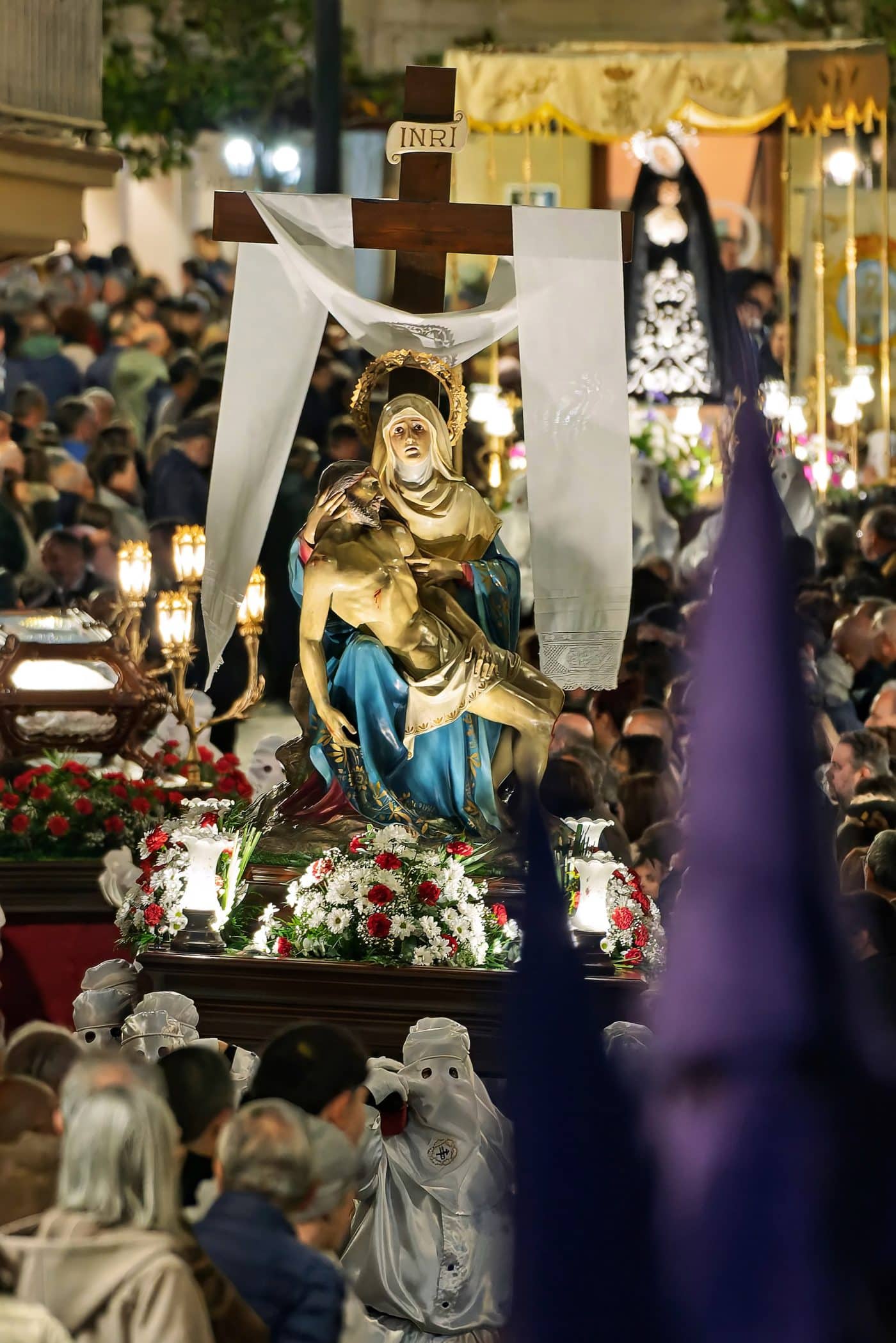 FOTOS: Haro vive un Viernes Santo solemne y arropado por el público en las calles 3