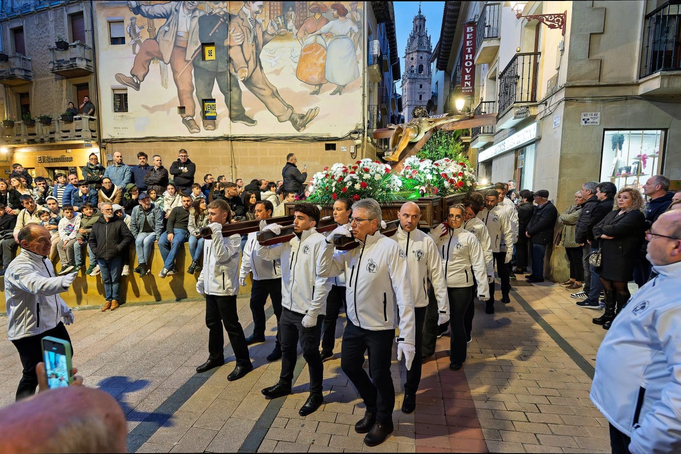 FOTOS: Haro vive un Viernes Santo solemne y arropado por el público en las calles 8