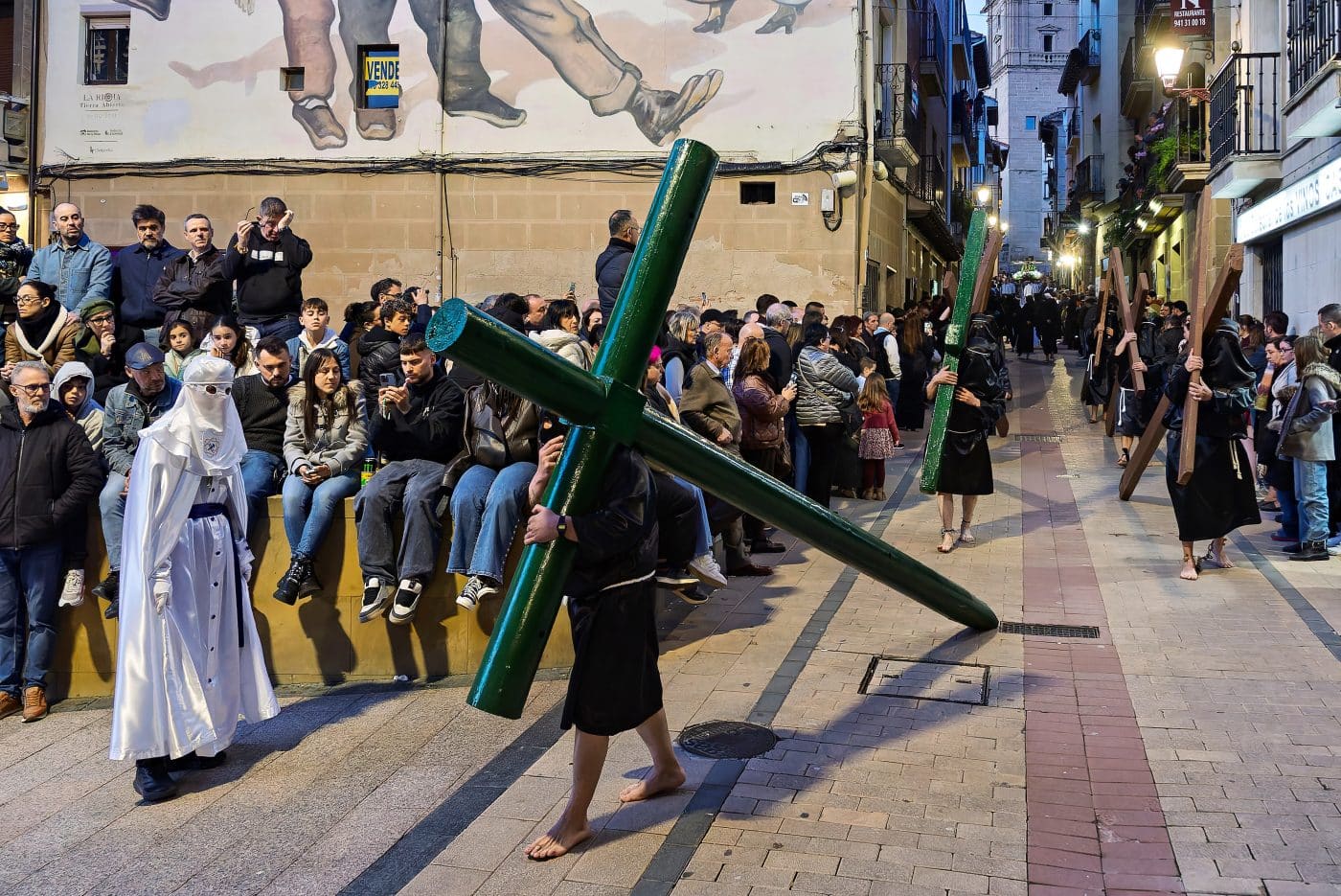 FOTOS: Haro vive un Viernes Santo solemne y arropado por el público en las calles 9