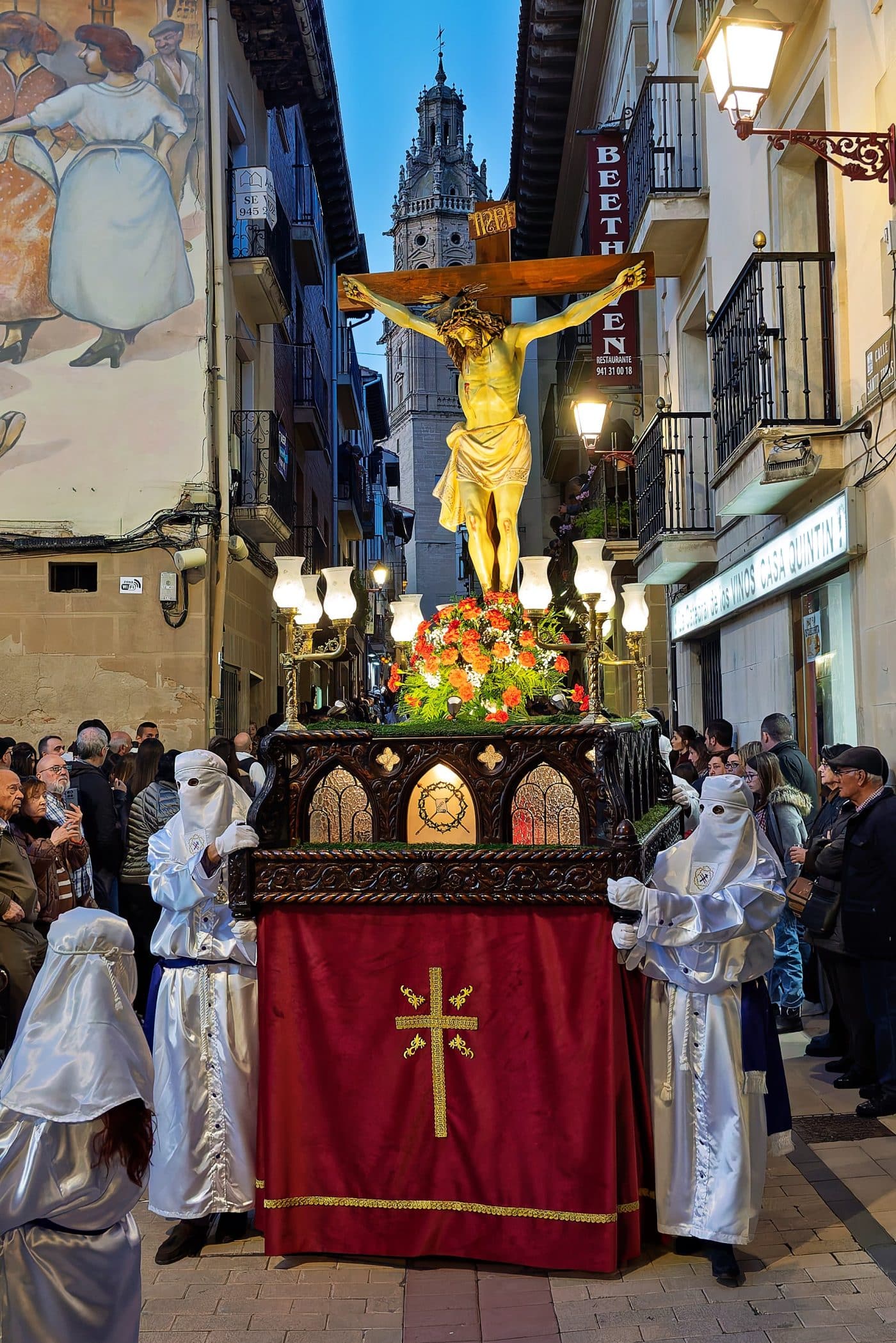 FOTOS: Haro vive un Viernes Santo solemne y arropado por el público en las calles 10