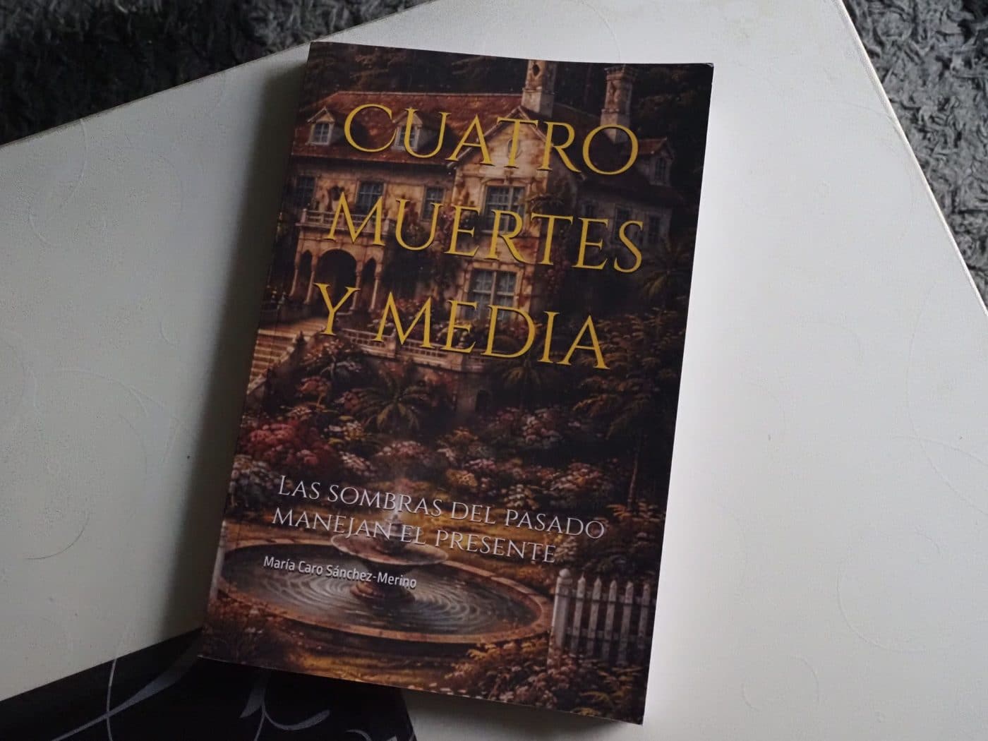 María Caro debuta en la novela con 'Cuatro muertes y media', una historia dirigida al público joven 2