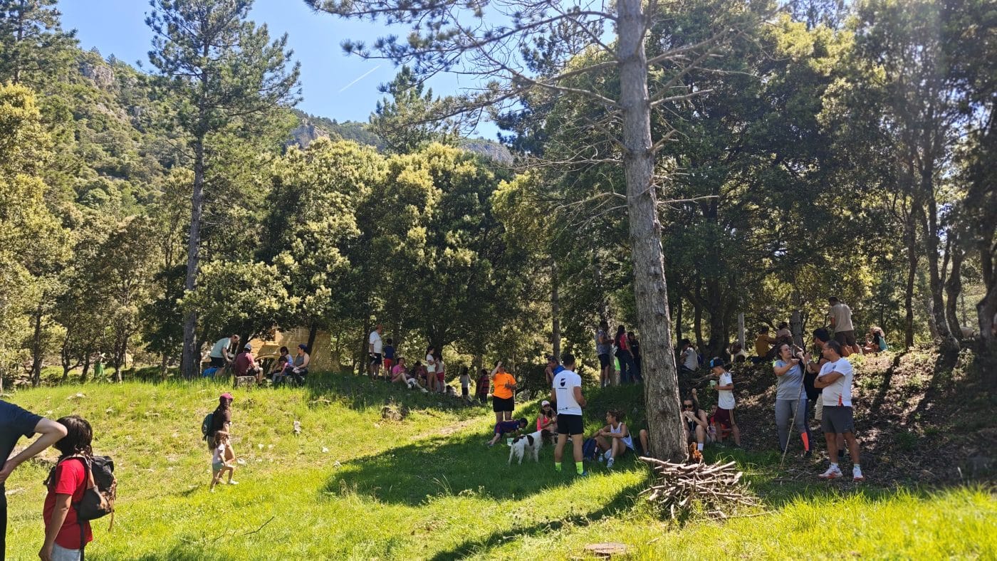 Casi 400 personas participan en la chiqui-ruta 'La Rosa de los vientos' entre Ábalos y Peña la Rosa 16