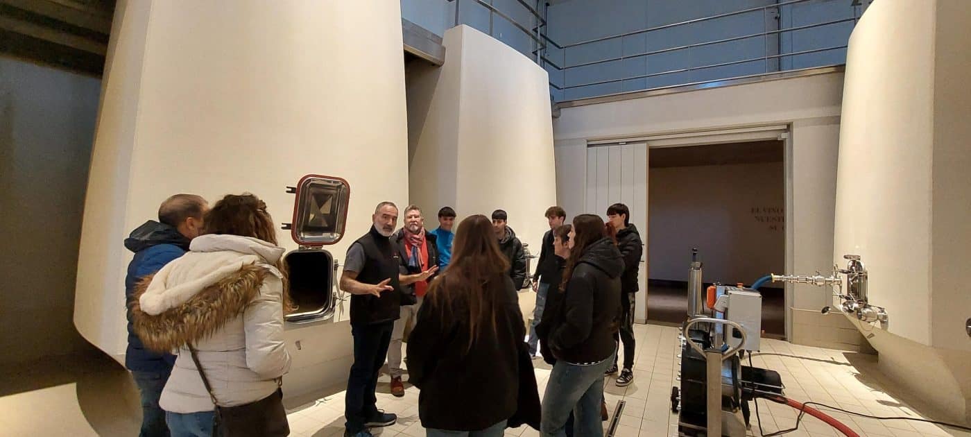 Estudiantes de Vitivinicultura del Cossío visitan Ramón Bilbao para conocer de cerca el proceso de elaboración del vino 2